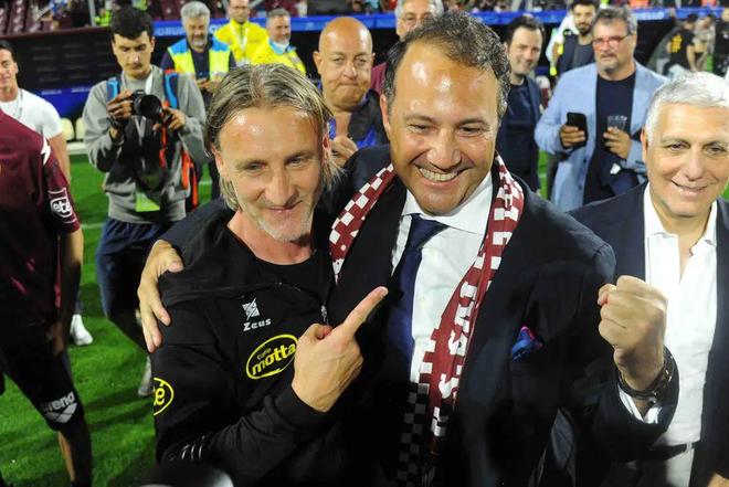 他在一次回 他在一次回